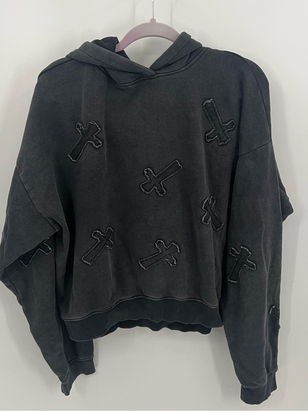 Daisy Street Women's Faded Black Goth Cross-AppliquΓ© Hoodie Sweatshirt